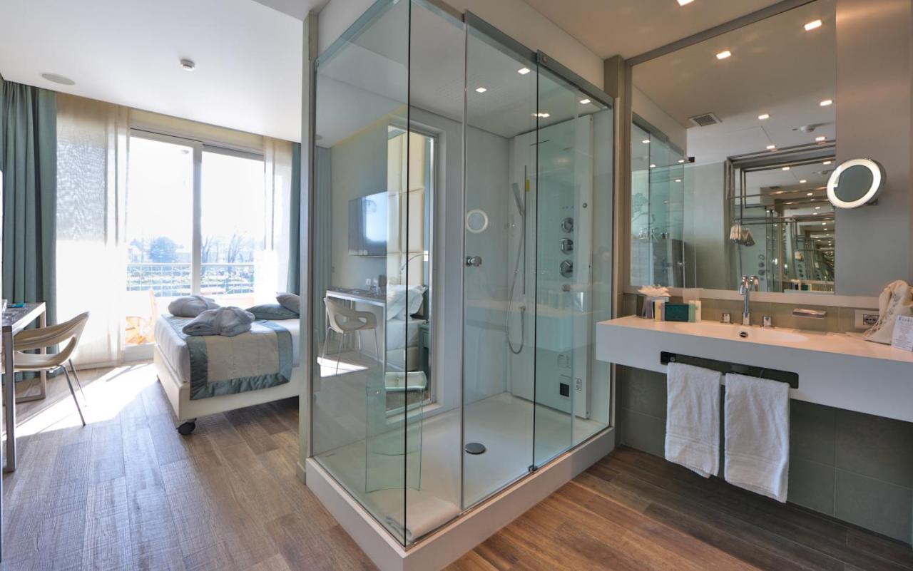 빌 술라르노 호텔 피렌체 외부 사진 A shower enclosure